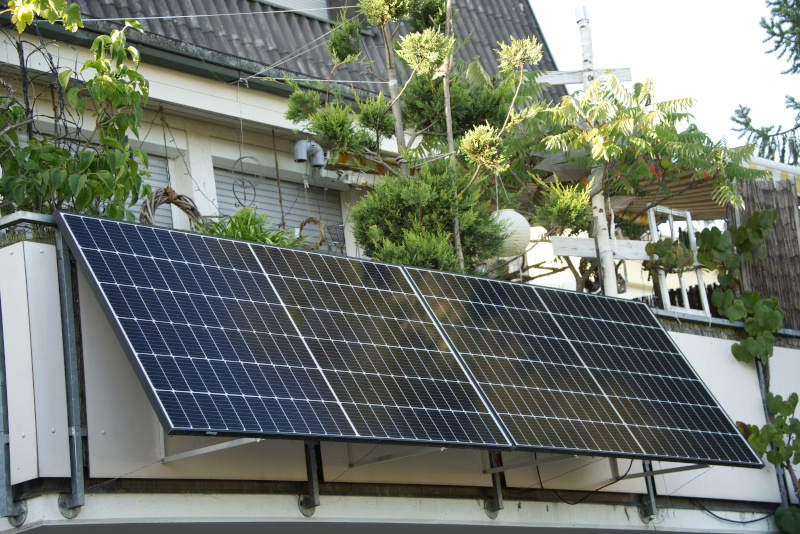 Solarmodule an einem Balkon montiert - Balkonkraftwerk